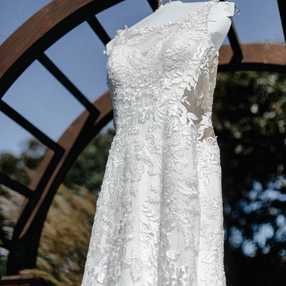Wedding Dress + Veil (originally $1,784) DESIGNER - Picture 4 of 8